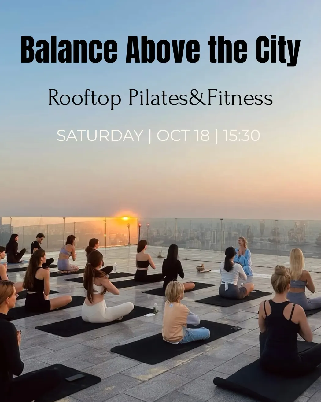 Afișul Balance Above the City: o clasă pe saltele, pe un acoperiș, cu soarele apunând peste oraș